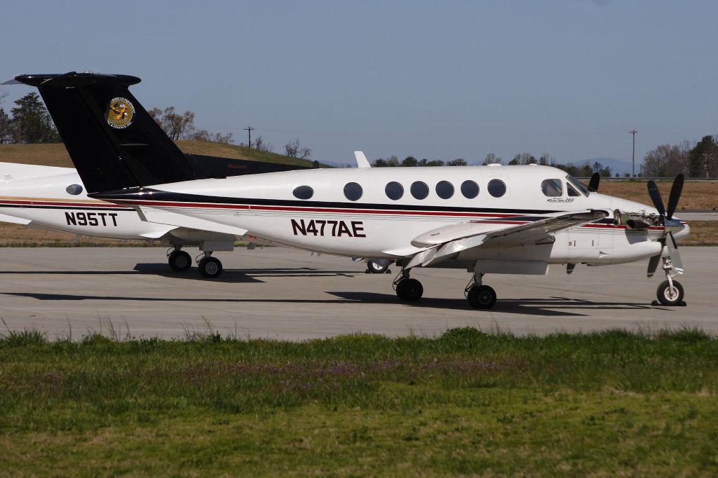 Beechcraft Super King Air 300 (N477AE) - Notice the cowling off of the right engine
