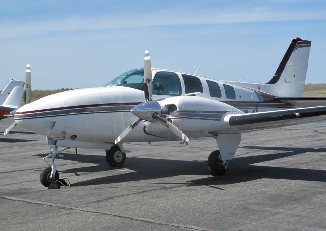 Beechcraft Baron (58) (N95PJ) - This Baron is operated by RELIANT AIR. They have the lowest fuel price on the Danbury (KDXR) airport.