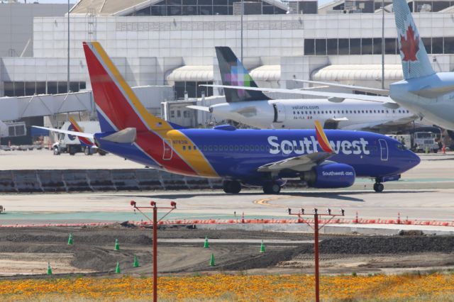 Boeing 737-700 (N7831B)