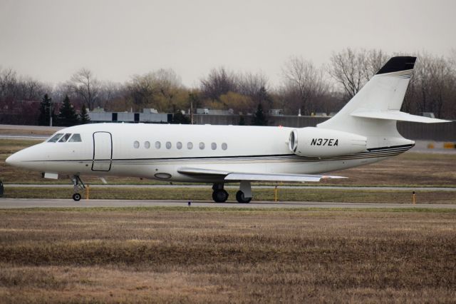 Dassault Falcon 2000 (N37EA) - 2005 Dassault Falcon 2000EX arriving into the Buffalo Niagara International Airport from Milwaukee (MKE)