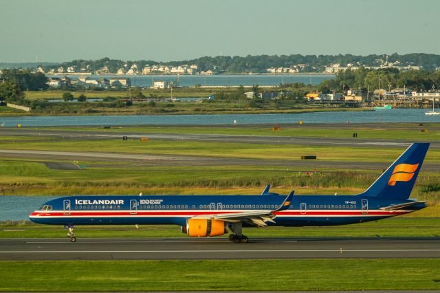 BOEING 757-300 (TF-ISX)