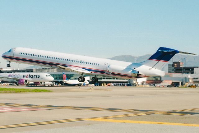 McDonnell Douglas MD-81 (N682RW)