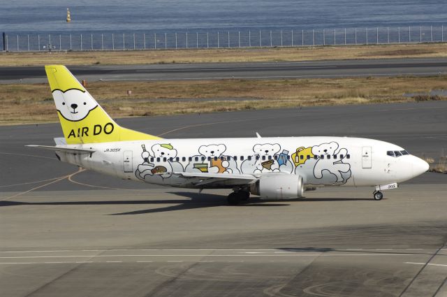 Boeing 737-500 (JA305K) - Taxing at Haneda Intl Airport on 2013/12/01 "Spesial Bear Do c/s"