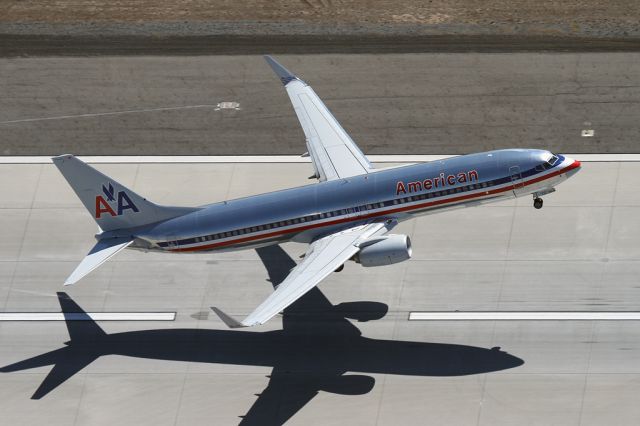 Boeing 737-800 (N909NN)