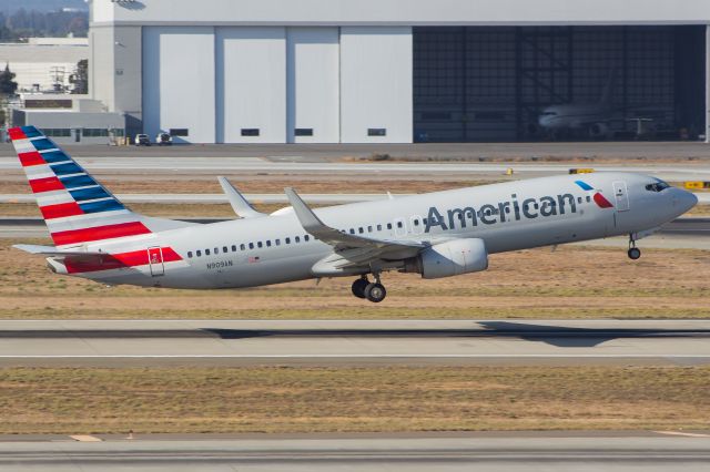 Boeing 737-800 (N909AN)