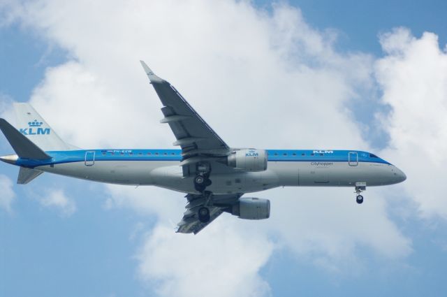 Embraer ERJ-190 (PH-EZW) - aeromobile in atterraggio a bologna