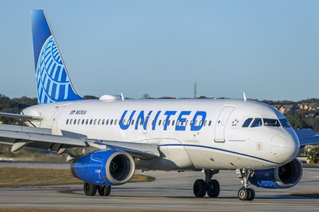 Airbus A319 (N831UA) - Cool blue