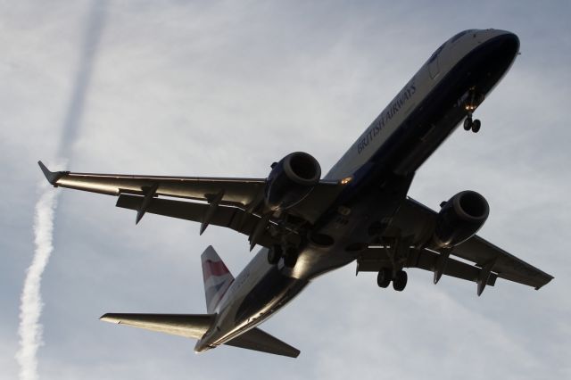 Embraer ERJ-190 (G-LCYM) - Late afternoon approach to London City Airport.