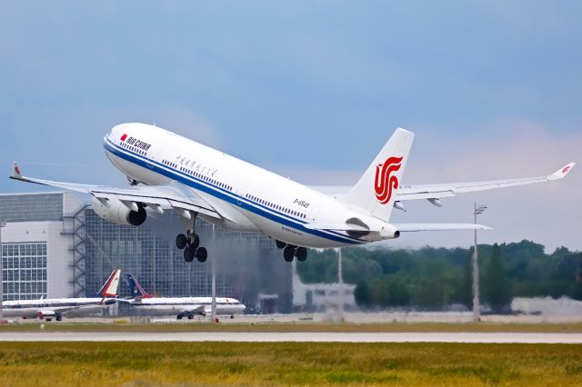 Airbus A330-300 (B-6549)