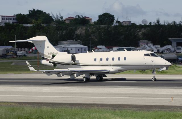Bombardier Challenger 300 (N905MT)