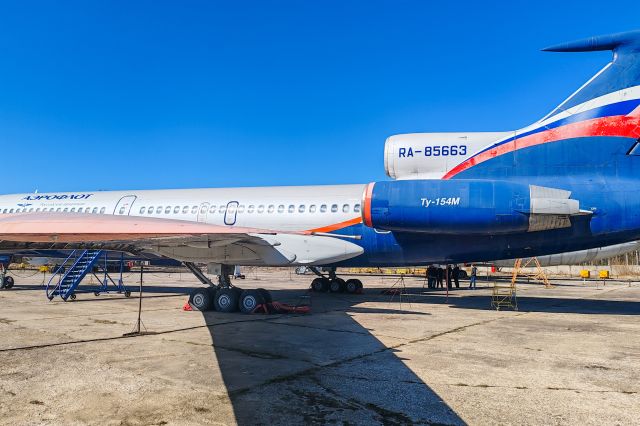 Tupolev Tu-154 (RA-85663)