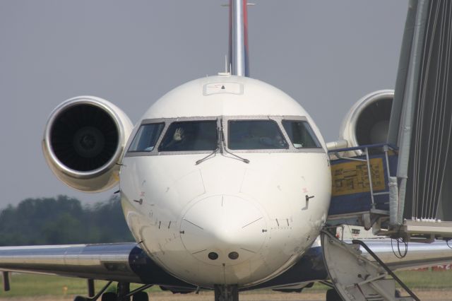 Canadair Regional Jet CRJ-200 (N935EV) - Pilot waving while unloading passengers at KMLU.