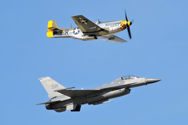 North American P-51 Mustang (41-5137) - AIR VENTURE 07-30-2016