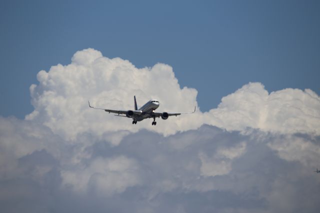 Boeing 757-200 (N667DN)