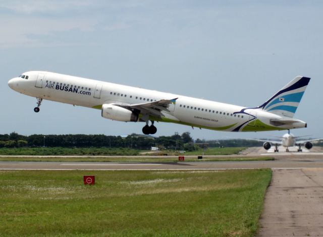Airbus A321 (HL7761) - Air Busan