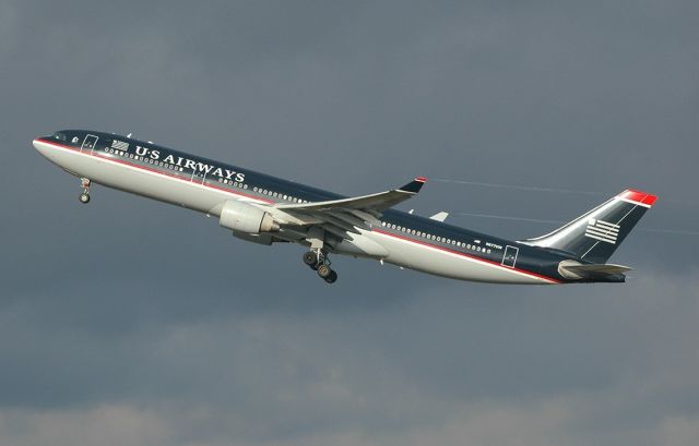 Airbus A330-200 (N677UW)