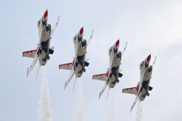 Lockheed F-16 Fighting Falcon — - Thunderbirds echelon pass. California Capital Airshow - 07/13/24