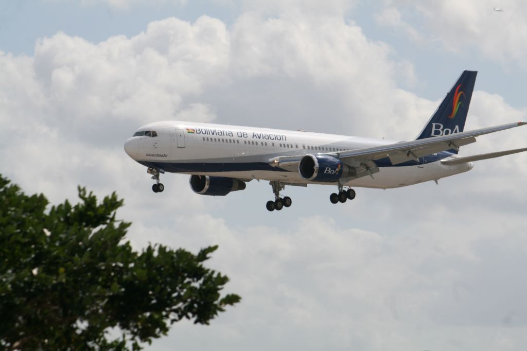 BOEING 767-300 (CP-2880)