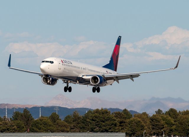 Boeing 737-700 (N808DN) - 3/22/2014