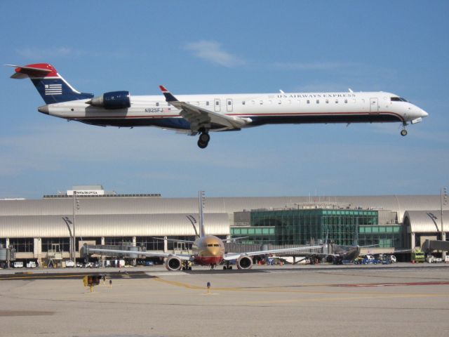 Canadair Regional Jet CRJ-900 (N925FJ) - Landing on RWY 19R