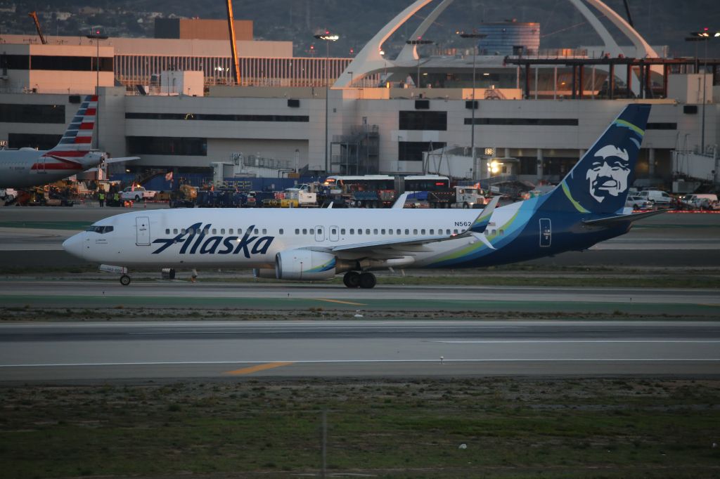 Boeing 737-800 (N562AS)
