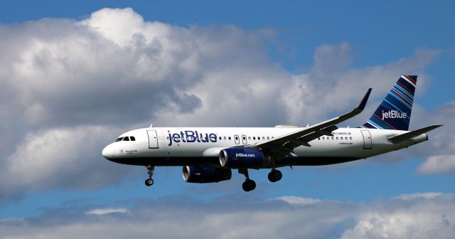 Airbus A320 (N805JB) - On final is this 2012 jetBlue Airbus A320-232 in the Summer of 2020.