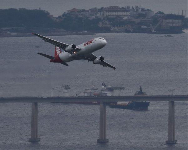 Airbus A320 (PT-MZY)