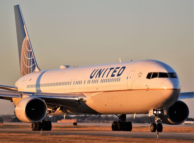 BOEING 767-300 (N644UA) - United Boeing 767-300ER.  IAH, Houston, Tx