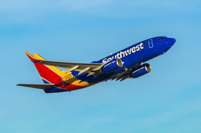 Boeing 737-700 (N7882B) - Southwest Airlines 737-700 taking off from PHX on 1/12/22. Taken with a Canon R7 and Tamron 70-200 G2 lens.