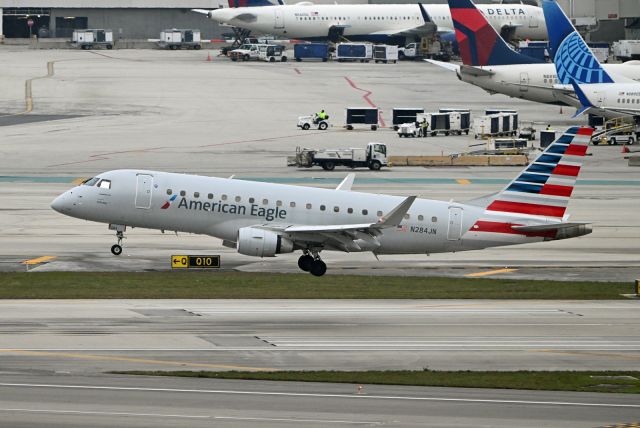 Embraer 175 (N284JN)