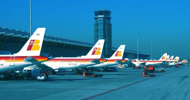 Airbus A320 (EC-JVE) - Main Net Building at T4 Terminal in Madrid.