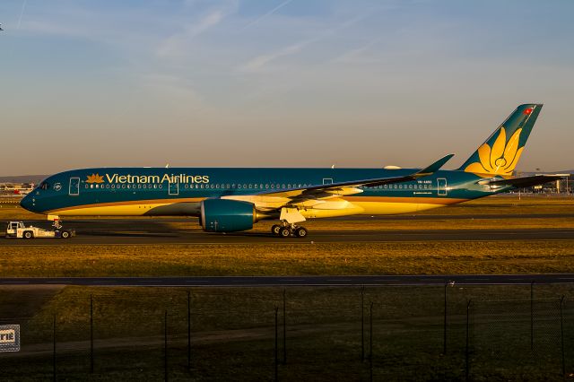 Airbus A350-900 (VNA-892) - hot yellow morning sun