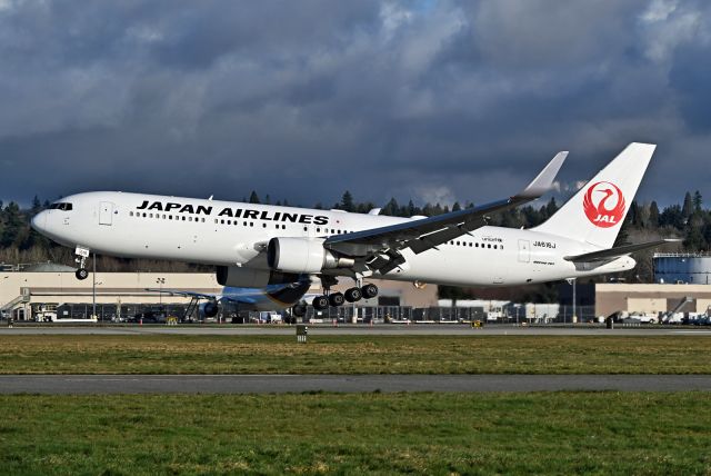 BOEING 767-300 (JA616J)