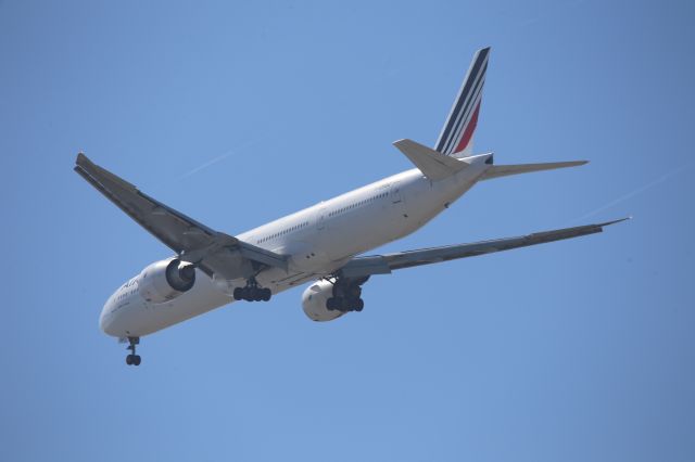 BOEING 777-300ER (F-GSQU)
