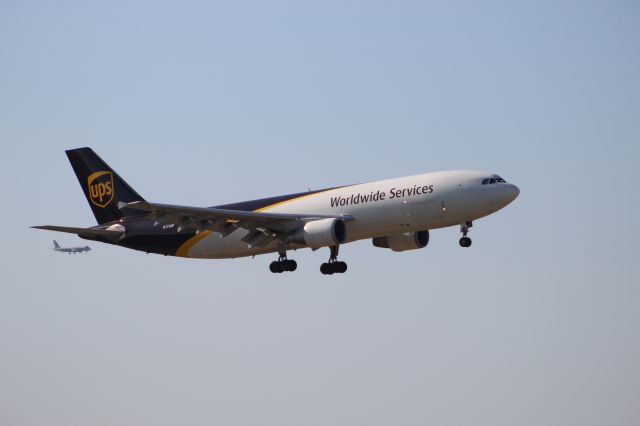 Airbus A300F4-600 (N172UP) - UPS A300F4-600 Landing on runway 10C at Chicago O'hare from Louisville (SDF)