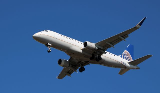 Embraer 175 (N82338) - On final is this 2016 United Express Embraer 175-200LR in the Winter of 2020.