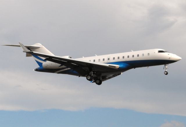 Bombardier Global 5000 (EJM55) - Global Express on short final for RWY 27