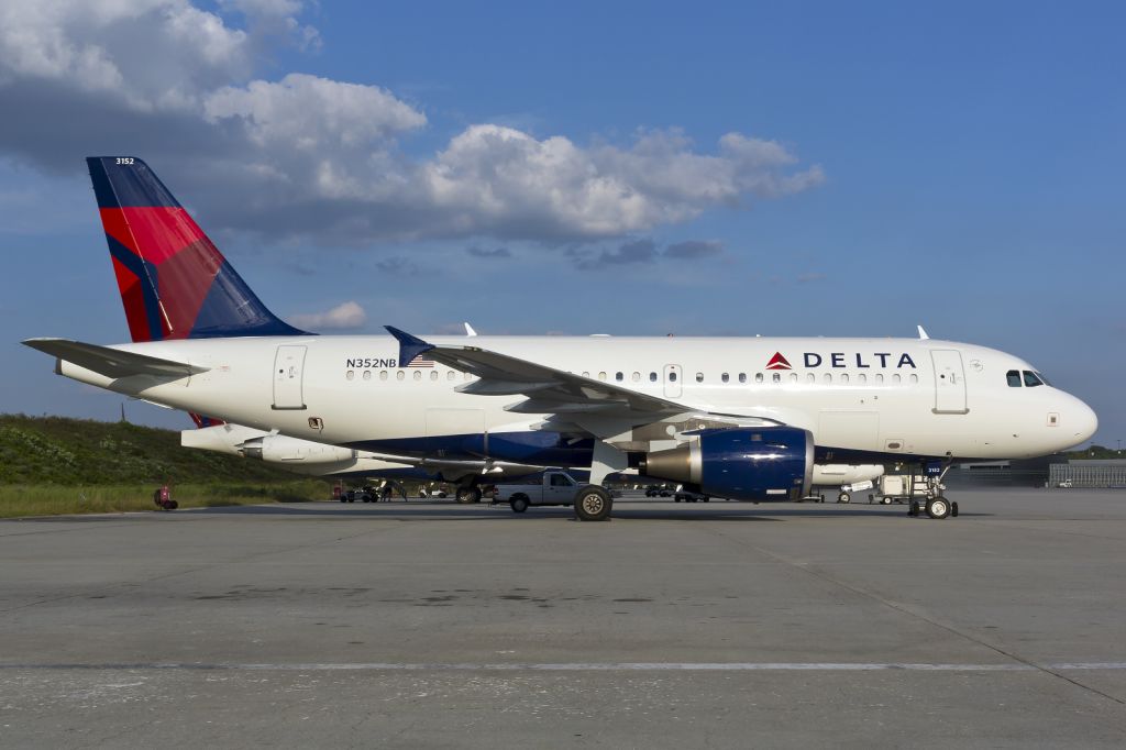 Airbus A319 (N352NB)