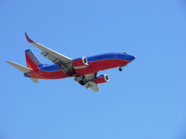 Boeing 737-700 (N371SW) - Landing on RWY 9