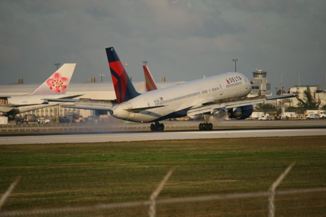 Boeing 757-200 (N673DL)