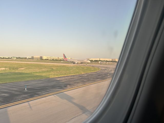 Embraer 170/175 (N257NN)