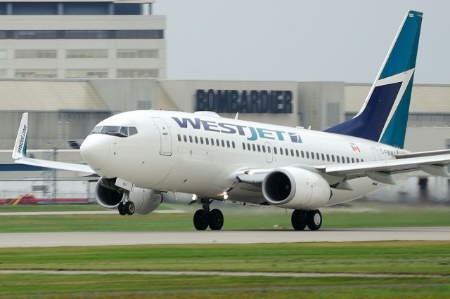 Boeing 737-700 (C-FMWJ)