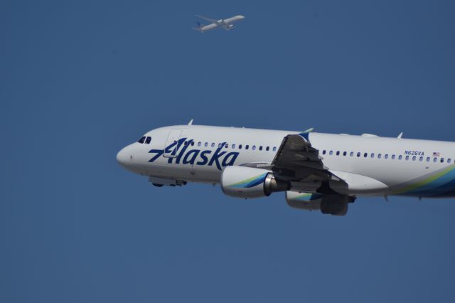 Airbus A320 (N626VA) - A320 departure with United 787-9 in the background