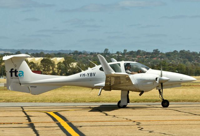 Diamond Twin Star (VH-YBV) - FLIGHT TRAINING ADELAIDE - FTA - DAIMOND DA-42 TWIN STAR - REG VH-YBV (CN 42.209) - PARAFIELD AIRPORT ADELAIDE SA. AUSTRALIA - YPPF (9/12/2016