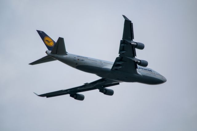 Boeing 747-200 (D-ABVT) - A Lufthansa 747-400 climing out of YYZ after taking of on 05L.