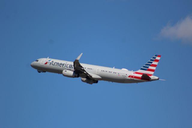 Airbus A321 (N137AA)