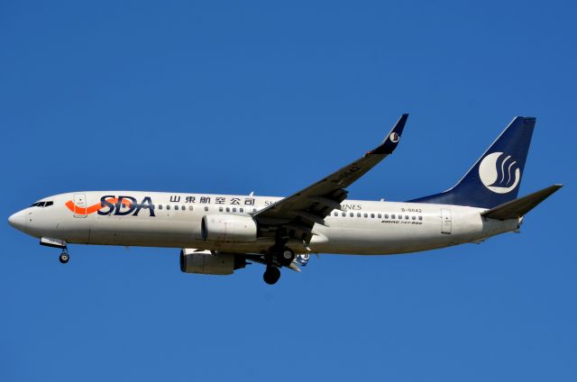 Boeing 737-700 (B-5542)