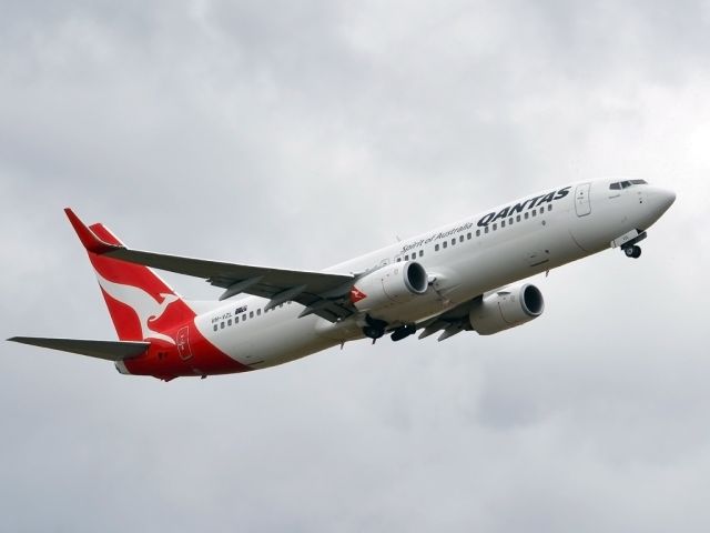 Boeing 737-800 (VH-VZL) - Getting airborne off runway 23. Tuesday 27th December 2011.