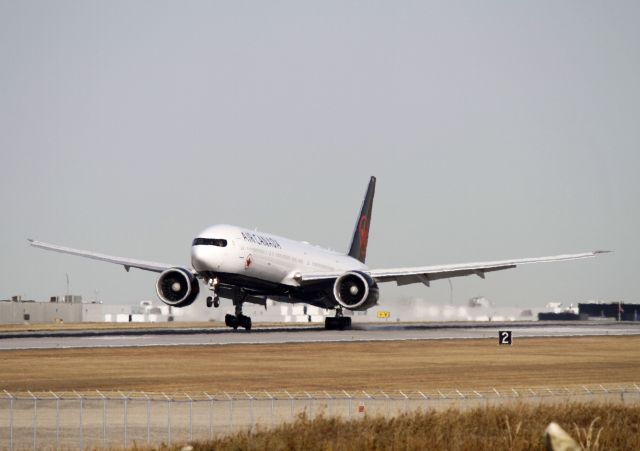 Boeing 777-200 —
