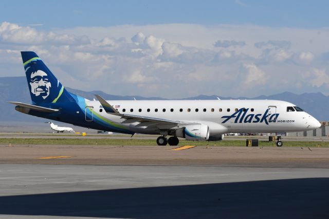 Embraer 175 (N620QX)